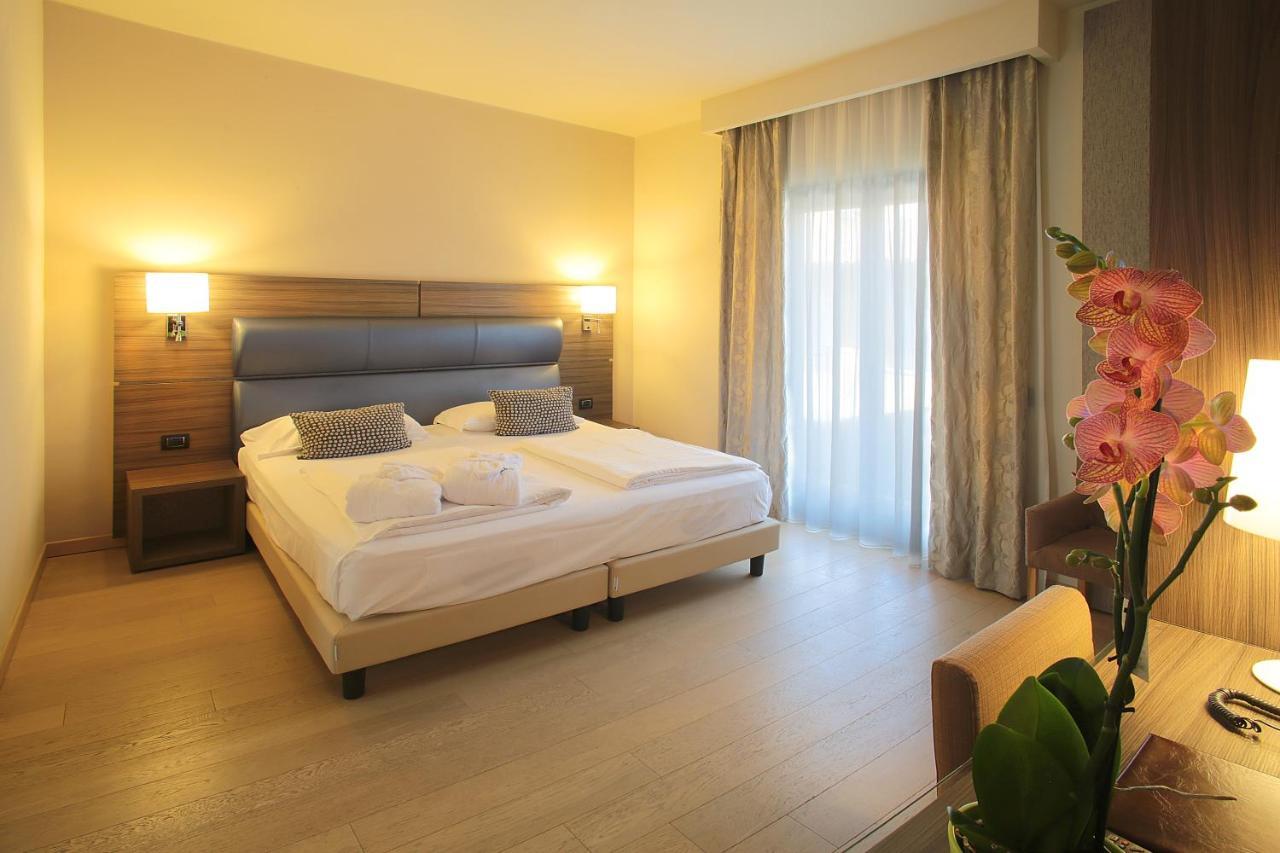 Hotel Galvani Torri Del Benaco Exteriör bild
