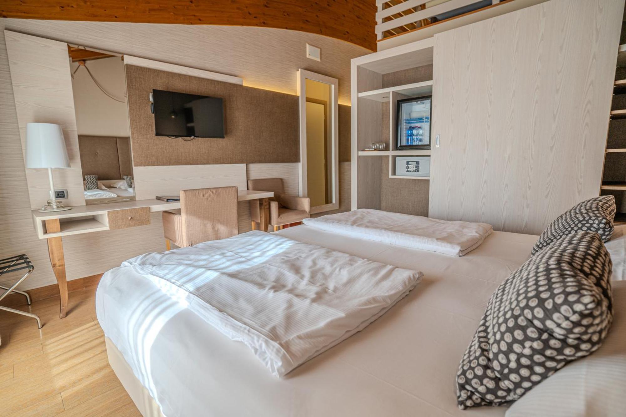 Hotel Galvani Torri Del Benaco Exteriör bild