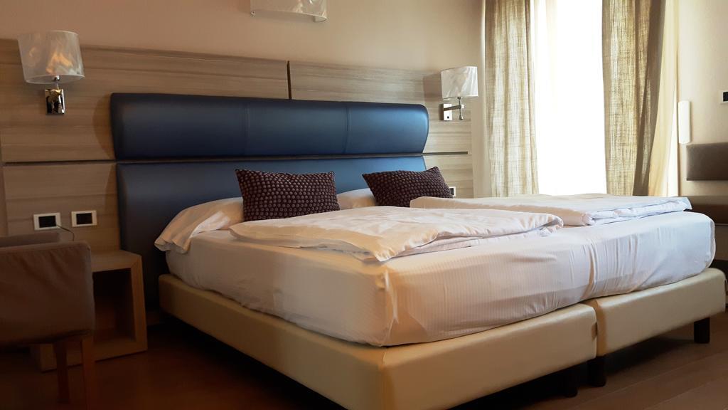 Hotel Galvani Torri Del Benaco Exteriör bild
